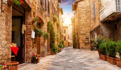 Fotobehang Kleurrijke straat in Pienza, Toscane, Italië © Jag_cz