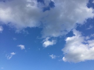 wolken und strahlender himmel
