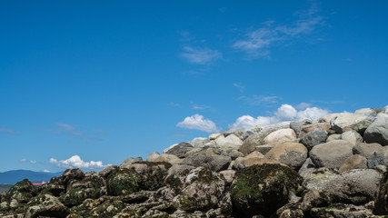 Fototapeta premium blue sky and beach rocks wall paper