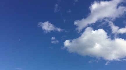 wolken am blauen himmel