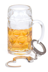 Krug Bier mit Handschellen