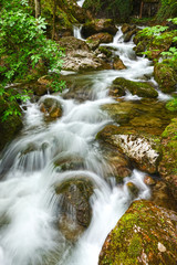 Wasserfall im Gebirge mit Langzeitbelichtung