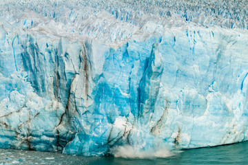 Vallende ijsberg bij Perito Moreno-gletsjer in Patagonië, Argentinië