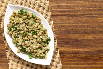 Quinoa mit Linsen und Petersilie, fotografiert mit natürlichem Licht