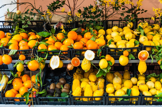 Frisches Obst am Obstmarkt in Taormina; Sizilien; 