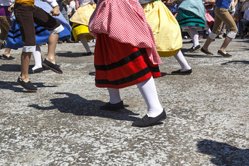 Pies con alpargatas. Bailarines bailando en la calle. Baile tradicional extremeño. Vestimenta tradicional. 