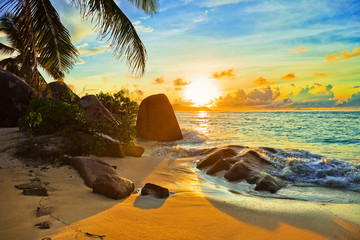 Tropischer Strand bei Sonnenuntergang