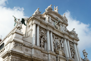 Fototapeta premium Statues on the roof of Santa Maria del Giglio Venice