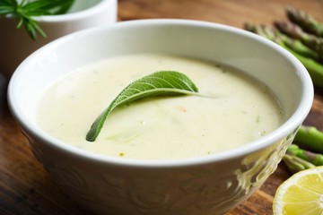 Spargelsuppe mit Zitrone und Salbei