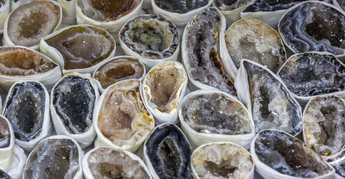 Pedras ocas cortas ao meio.