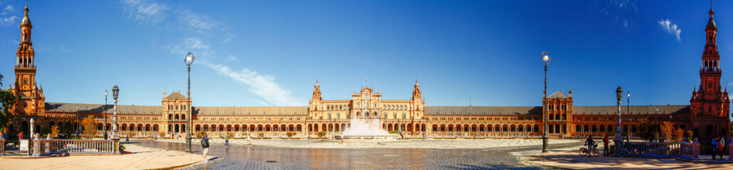 Fototapeta premium SEVILLA, HISZPANIA - PAŹDZIERNIK 16,2012: Panoramiczny widok na Plaza Espana