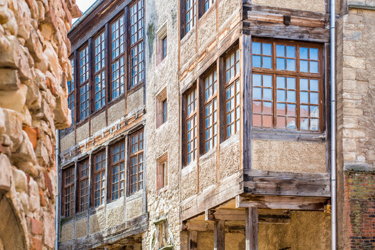 Altes Haus mit Fensterfront im Herzen von Halle