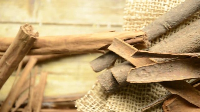 Cinnamomum verum Canela Cinnamon Корица Cannella قرفة حقيقية  Ceylon-Zimtbaum Cynamonowiec cejloński Cinnamomo Cannelier de Ceylan &Auml;kta kanel 锡兰肉桂 อบเชยลังกา Fah&eacute;jfa &Kappa;&iota;&nu;&nu;ά&mu;&omega;&mu;&omicron;&nu; &tau;&omicron; &gamma;&nu;ή&sigma;&iota;&omicron;&nu; 
