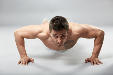Obraz premium Fitness model doing pushups