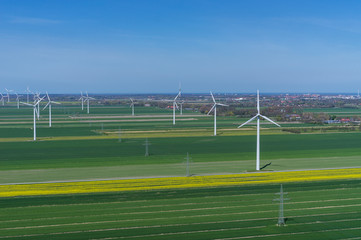 Luftbild einer Windenergieanlage im Windpark