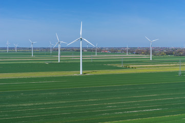 Luftbild einer Windenergieanlage im Windpark