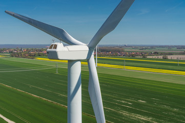 Luftbild einer Windenergieanlage