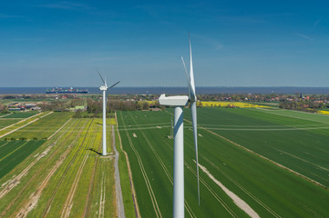 Luftbild einer Windenergieanlage