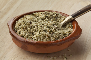  Raw hemp seeds