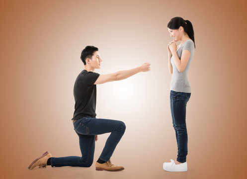 man propose to his girlfriend