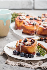 Cinnamon buns with lemon, blueberry and thyme