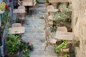 salon de jardin et vieille pierre