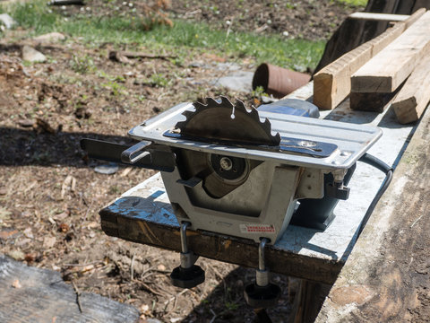 Electrical saw with circular blade for wood