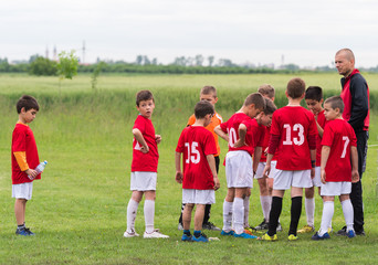 Obraz premium Discussion of the kid soccer team