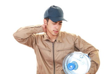 疲れた表情の労働者