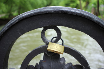 Bügelschloss der LIEBE an der Brücke