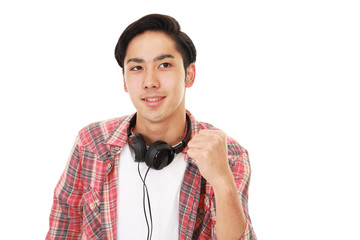 ヘッドフォンをする男性
