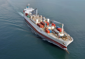 cargo par temps calme en pleine mer