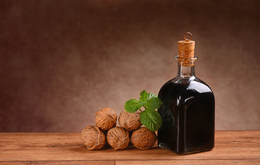 Naklejka premium nocino alla menta - liquore alle noci italiano