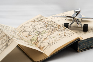 古い地図とおもちゃの飛行機