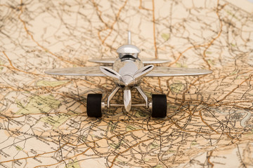 古いロンドンの地図とおもちゃの飛行機