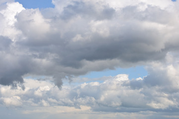 Obraz premium helle und bedrohlich wirkende, dunkle Wolken