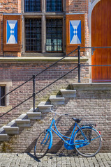 Fototapeta na wymiar Blue bicycle in front of typical dutch building