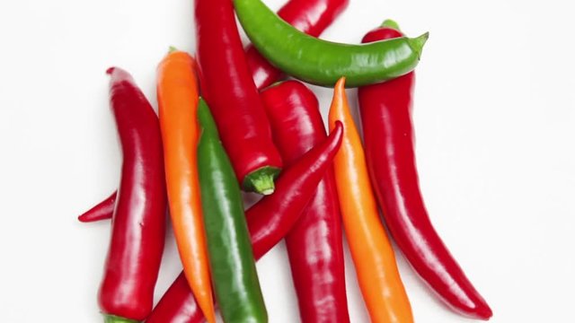 Frische Chillis Rote Gelbe und Gr&uuml;ne isoliert auf wei&szlig;en Hintergrund
