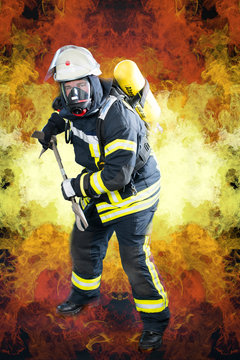 Feuerwehrmann in Atemschutz umhüllt von Flammen