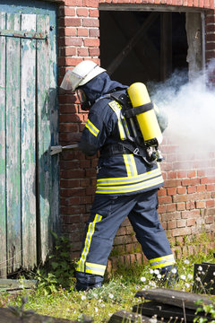 Feuerwehrmann im Einsatz am Brandherd