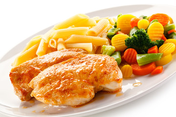 Grilled chicken fillet, penne and vegetables 