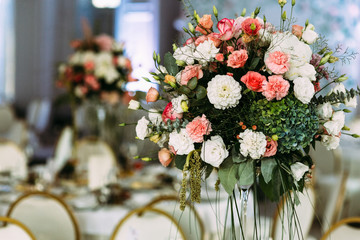 White and pink flowers in the vase