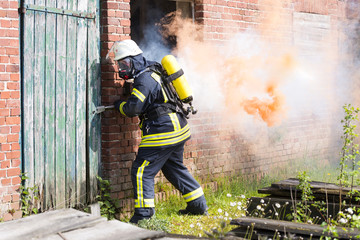 Feuerwehrmann im Einsatz am Brandherd