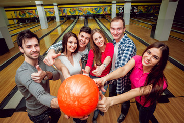 Naklejka premium Cheerful friends at the bowling alley