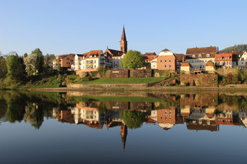Fototapeta na wymiar Neckargemünd im Neckar gespiegelt