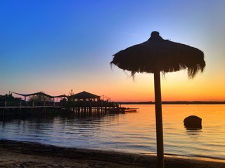 Strandbar am See im Abendlicht