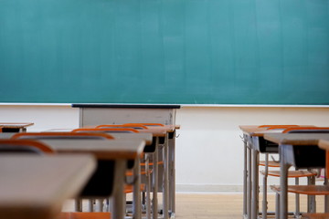 学校の教室 黒板 中学校 高校 授業 講義 試験会場 試験場 教壇 夏期講習