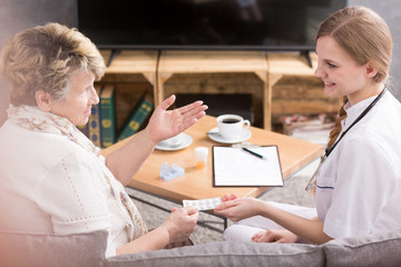 Obraz premium Don't forget to take this pill in the evening