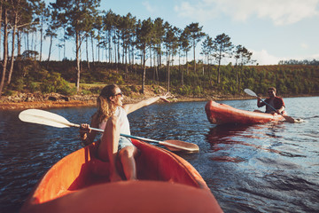 Obraz premium Young couple kayaking on the lake