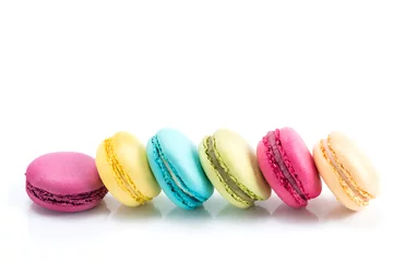 Foto op Plexiglas Colorful macarons line isolated on white background © smspsy